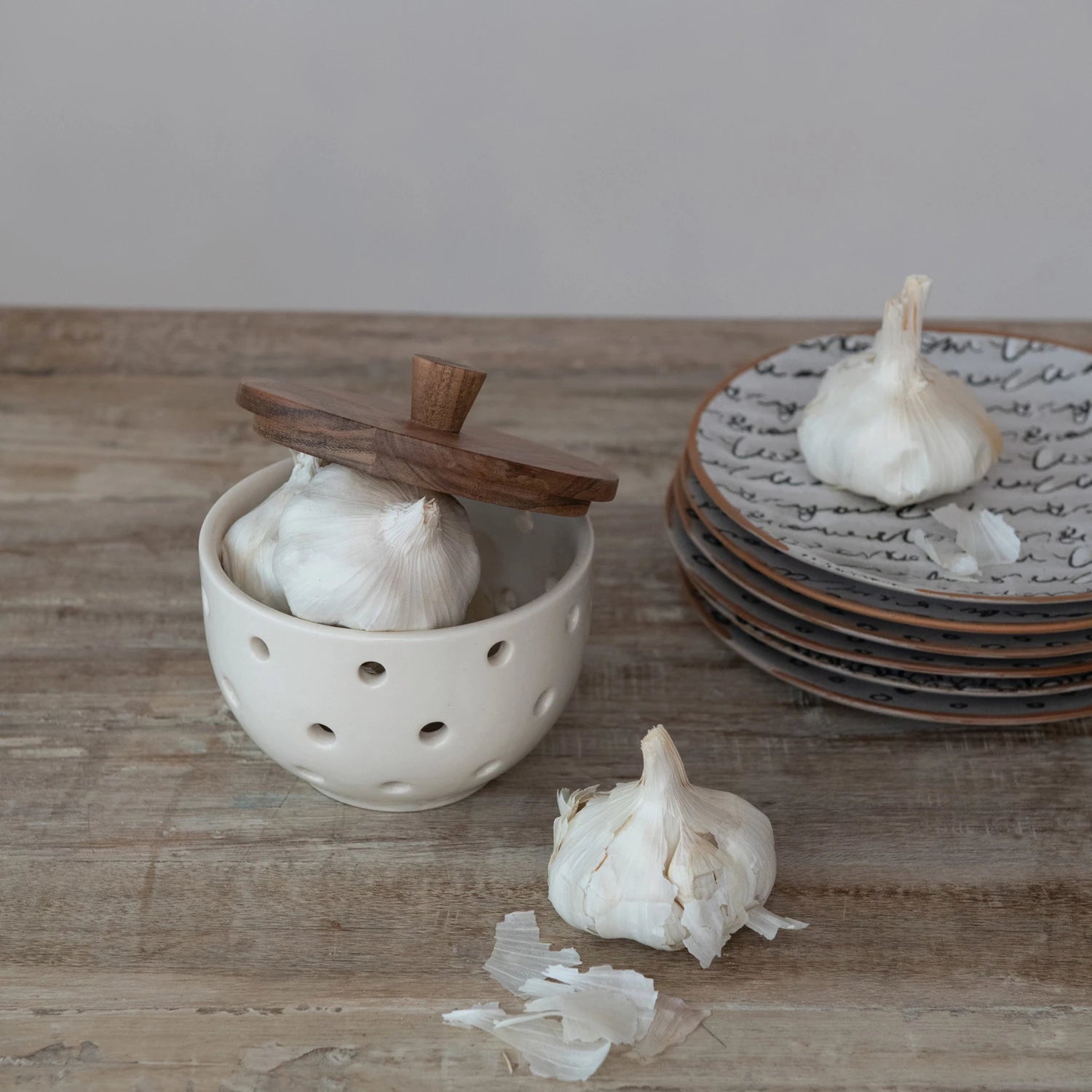 STONEWARE GARLIC/ONION KEEPER