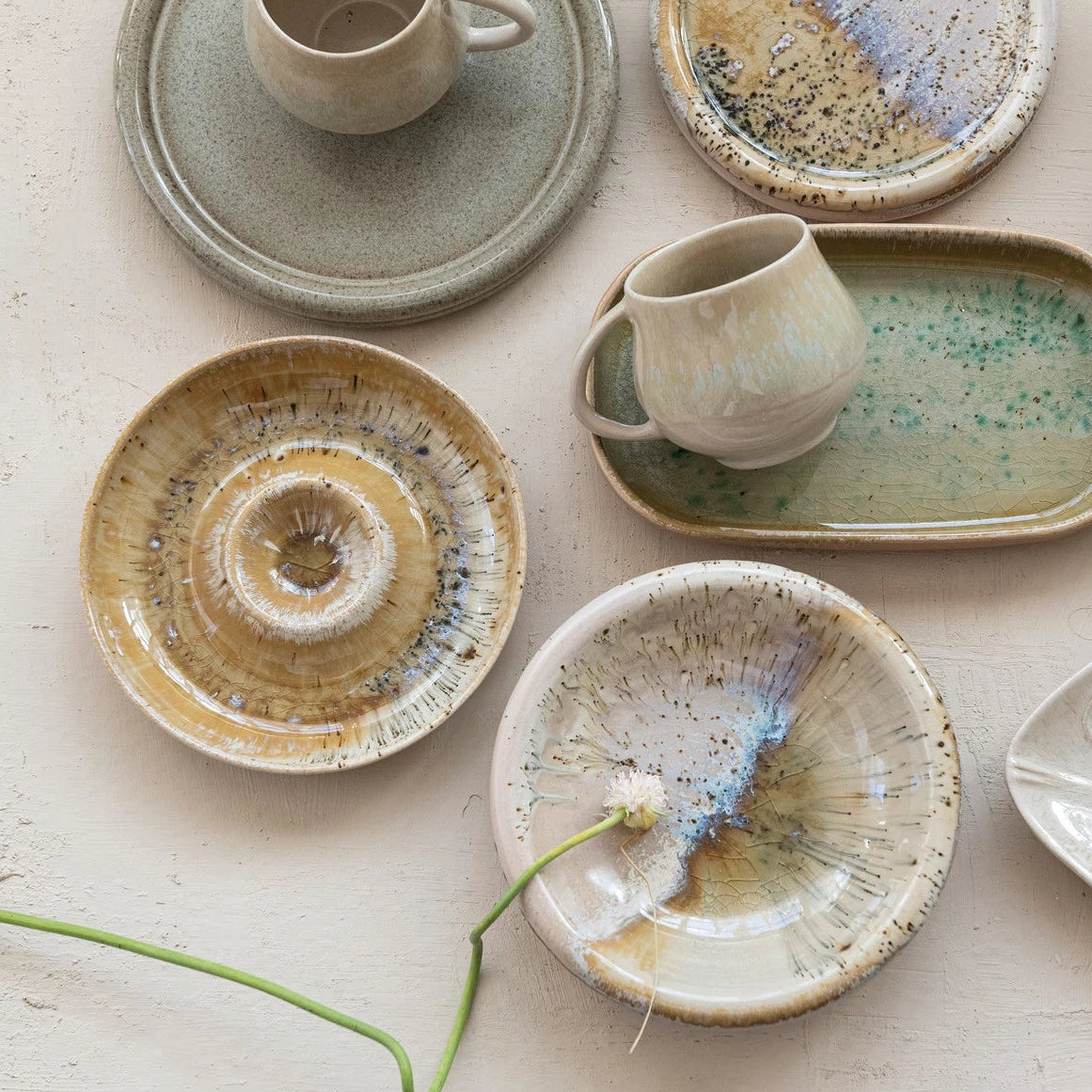 WIDE RIM STONEWARE PLATE