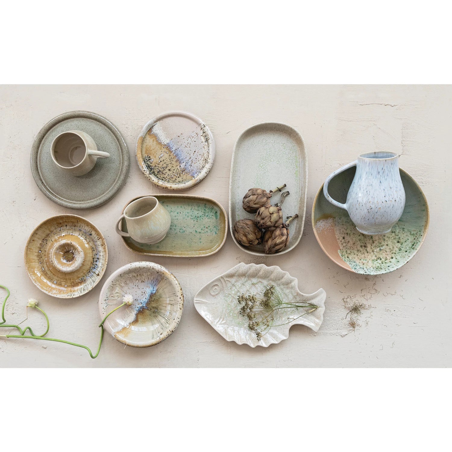 WIDE RIM STONEWARE PLATE